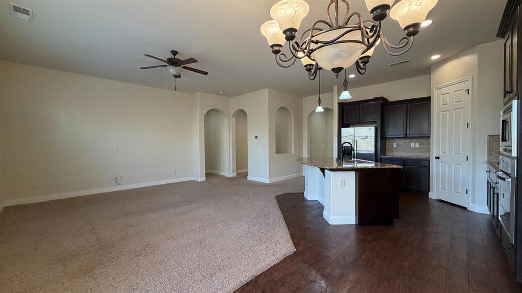 Image 5 of property listing at 11323 N Via Ventana Way, Fresno, CA 93730