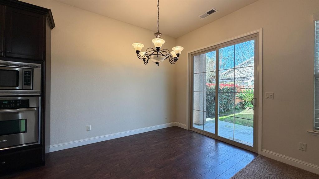 Image 8 of property listing at 11323 N Via Ventana Way, Fresno, CA 93730