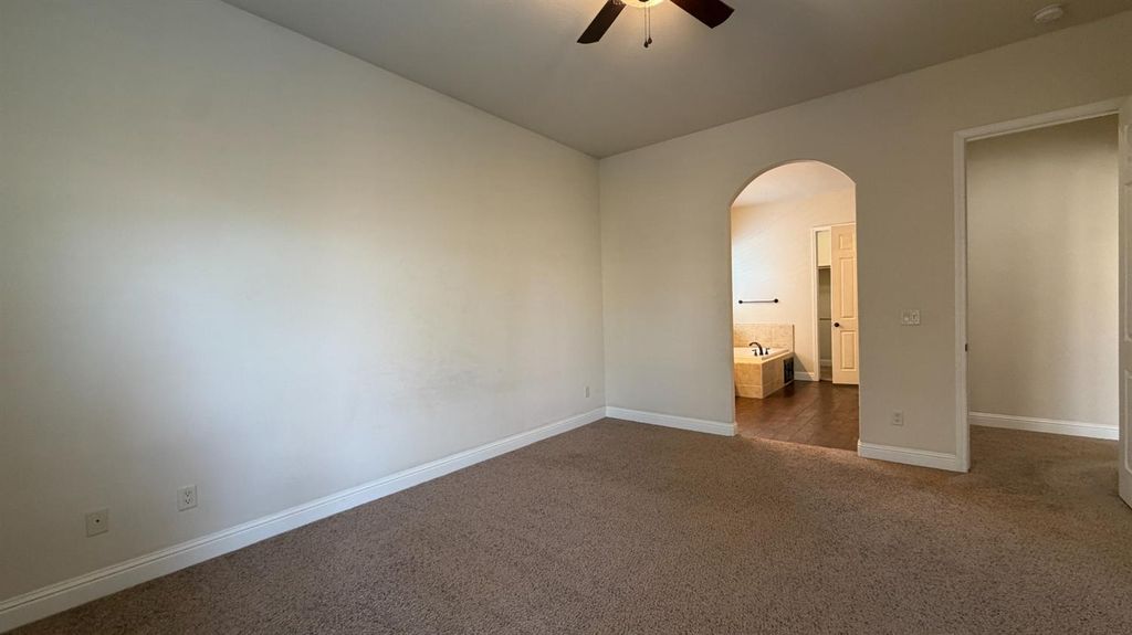 Image 9 of property listing at 11323 N Via Ventana Way, Fresno, CA 93730