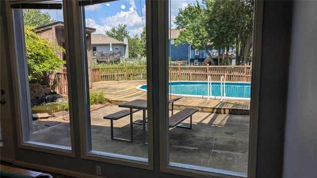 324 NE Woodbury Drive, Lee's Summit, MO 64086