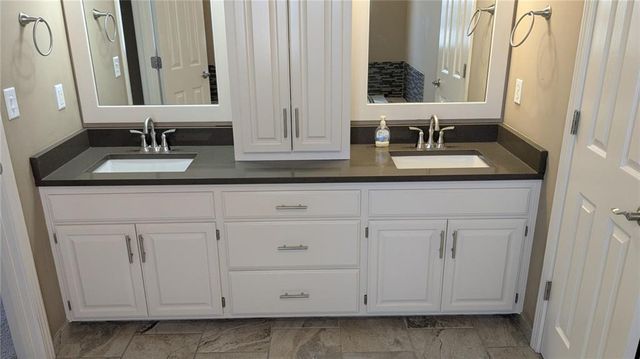 324 NE Woodbury Drive, Lee's Summit, MO 64086