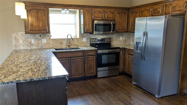 324 NE Woodbury Drive, Lee's Summit, MO 64086