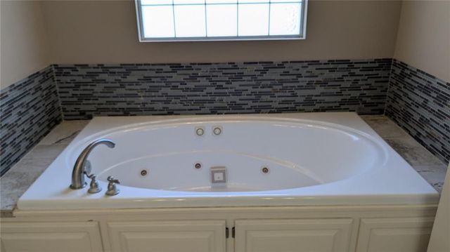 324 NE Woodbury Drive, Lee's Summit, MO 64086