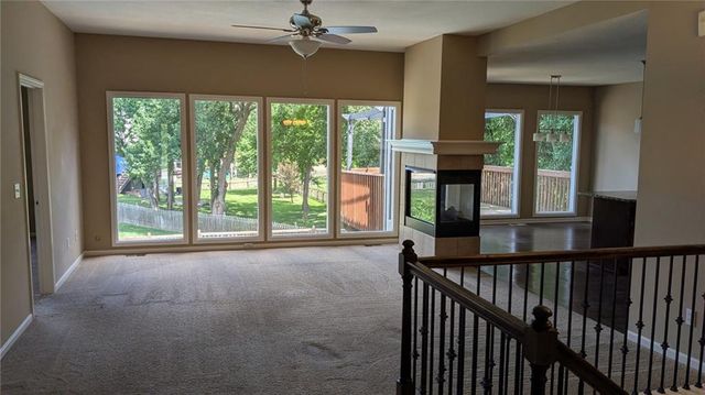 324 NE Woodbury Drive, Lee's Summit, MO 64086