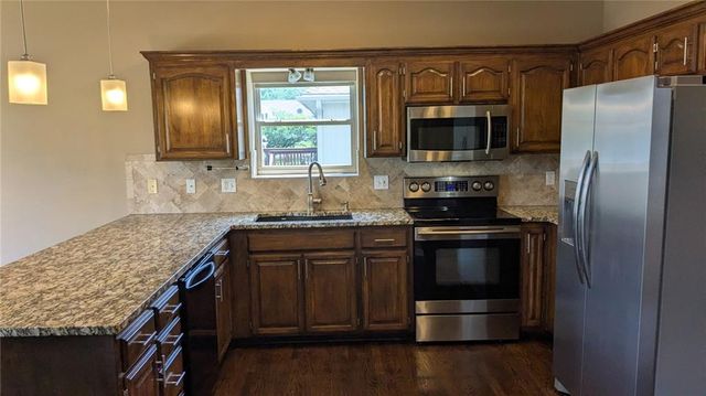 324 NE Woodbury Drive, Lee's Summit, MO 64086