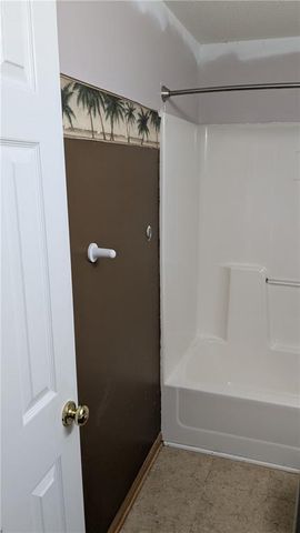 324 NE Woodbury Drive, Lee's Summit, MO 64086