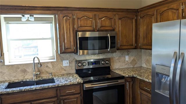 324 NE Woodbury Drive, Lee's Summit, MO 64086