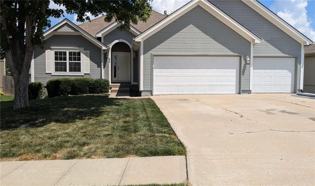 324 NE Woodbury Drive, Lee's Summit, MO 64086