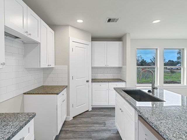 1010 4th Street, Hempstead, TX 77445