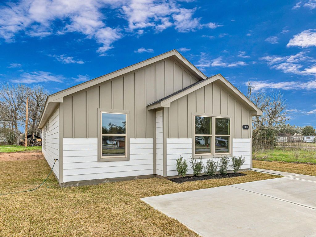 1010 4th Street, Hempstead, TX 77445