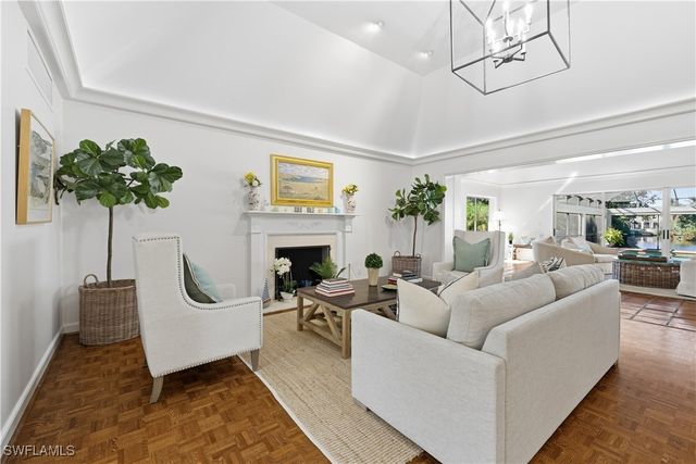 2700 Lantern LN, Naples, FL 34102