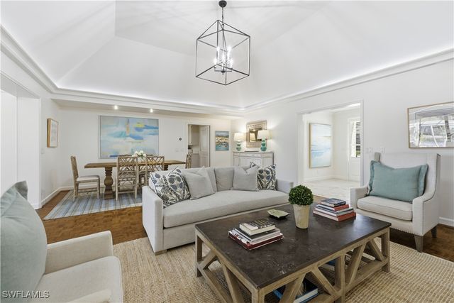 2700 Lantern LN, Naples, FL 34102