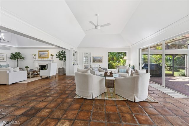 2700 Lantern LN, Naples, FL 34102