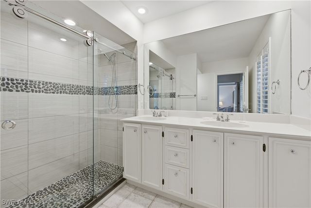 2700 Lantern LN, Naples, FL 34102