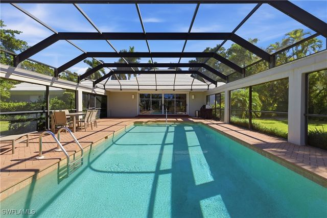 2700 Lantern LN, Naples, FL 34102