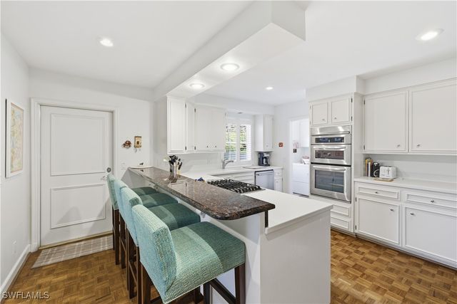 2700 Lantern LN, Naples, FL 34102