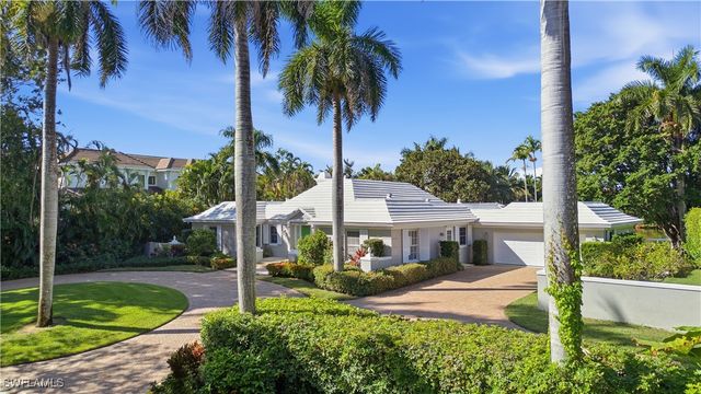2700 Lantern LN, Naples, FL 34102