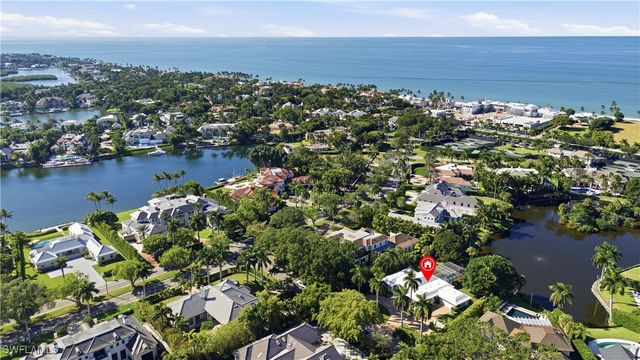 2700 Lantern LN, Naples, FL 34102