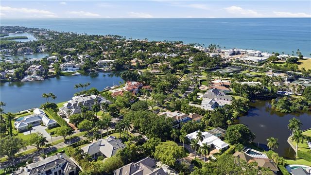 2700 Lantern LN, Naples, FL 34102