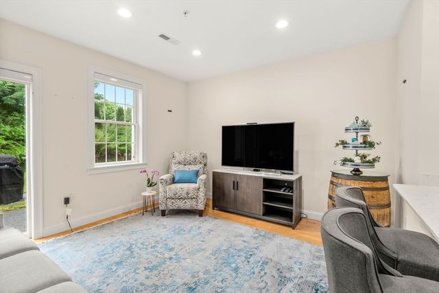 70 Endicott St 1105, Norwood, MA 02062
