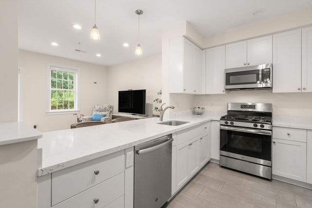 70 Endicott St 1105, Norwood, MA 02062
