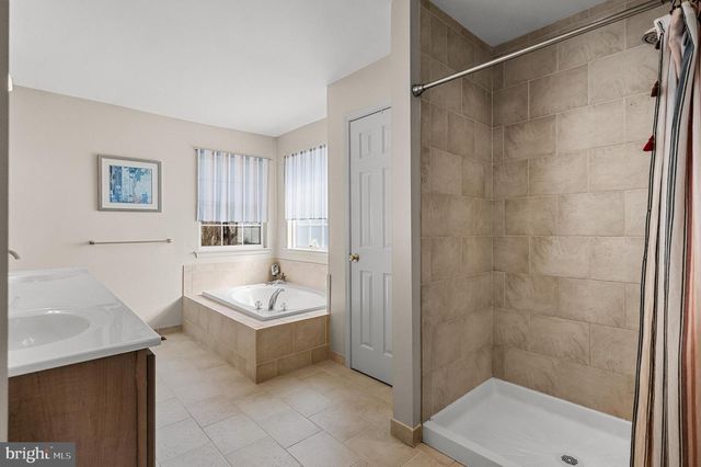 23 LONGFELLOW LN, Hainesport, NJ 08036