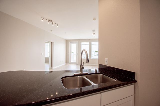 505 Jackson Hill Street 409, Houston, TX 77007