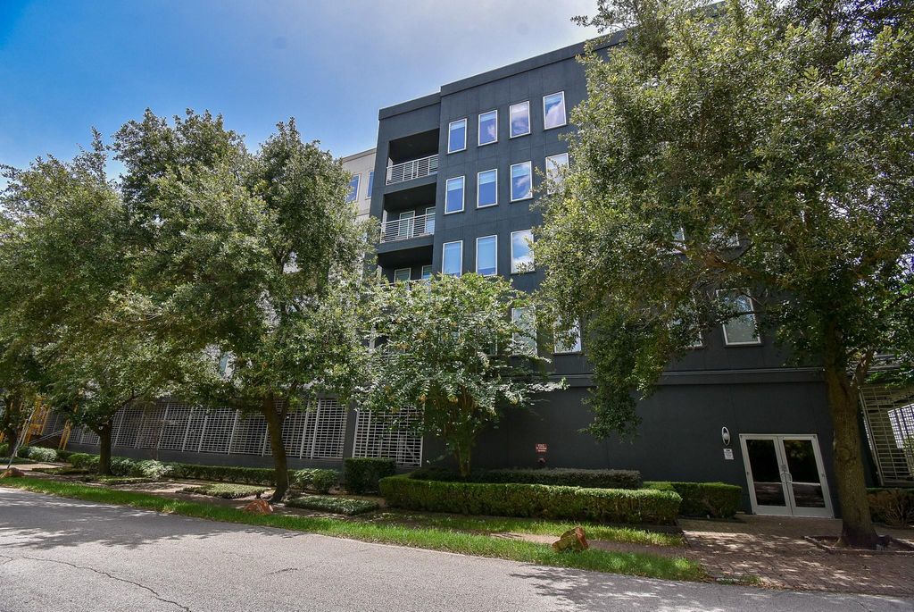 Image 1 of property listing at 505 Jackson Hill Street 409, Houston, TX 77007