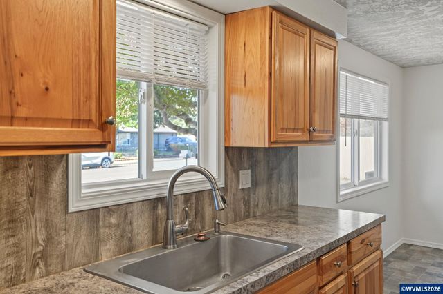 161 N 7th St, Jefferson, OR 97352