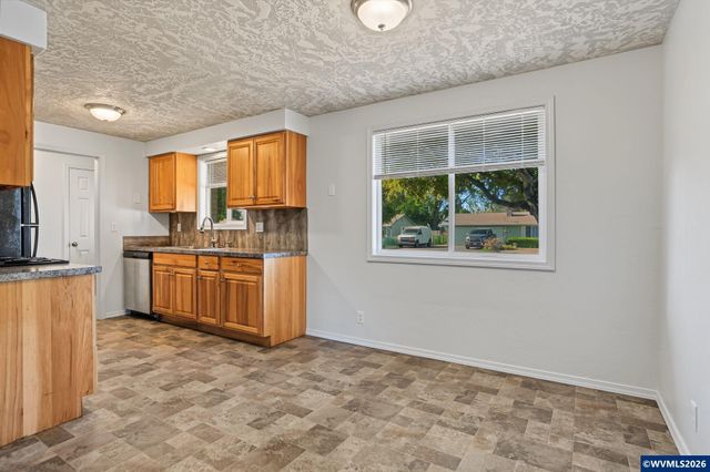 161 N 7th St, Jefferson, OR 97352