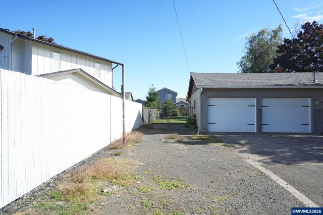 161 N 7th St, Jefferson, OR 97352