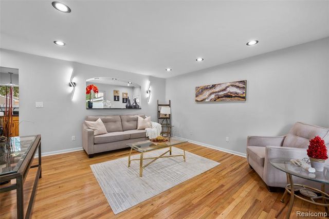 2420 E Lincoln Avenue, Royal Oak, MI 48067