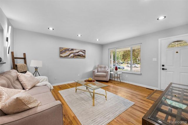 2420 E Lincoln Avenue, Royal Oak, MI 48067