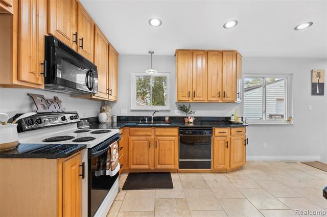 2420 E Lincoln Avenue, Royal Oak, MI 48067