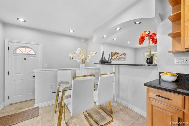 2420 E Lincoln Avenue, Royal Oak, MI 48067