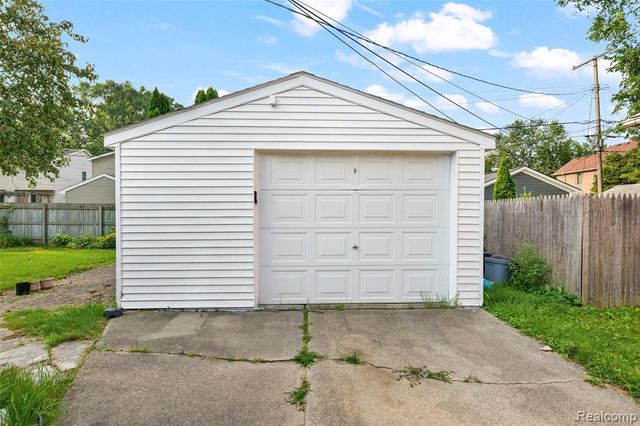 2420 E Lincoln Avenue, Royal Oak, MI 48067