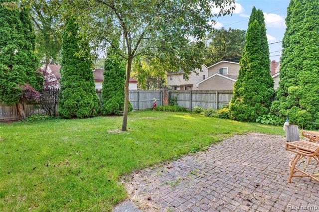 2420 E Lincoln Avenue, Royal Oak, MI 48067