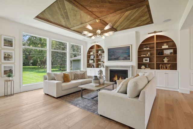 10 Sunny Side Ln, Sunfish Lake, MN 55118