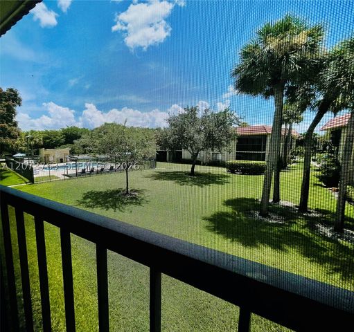 307 Lakeview Dr 202, Weston, FL 33326