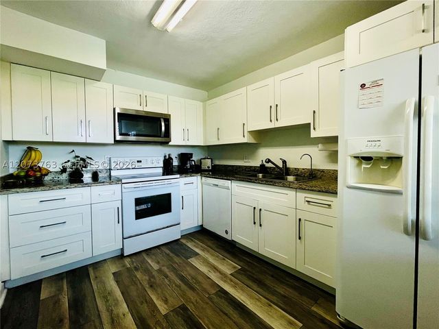 307 Lakeview Dr 202, Weston, FL 33326