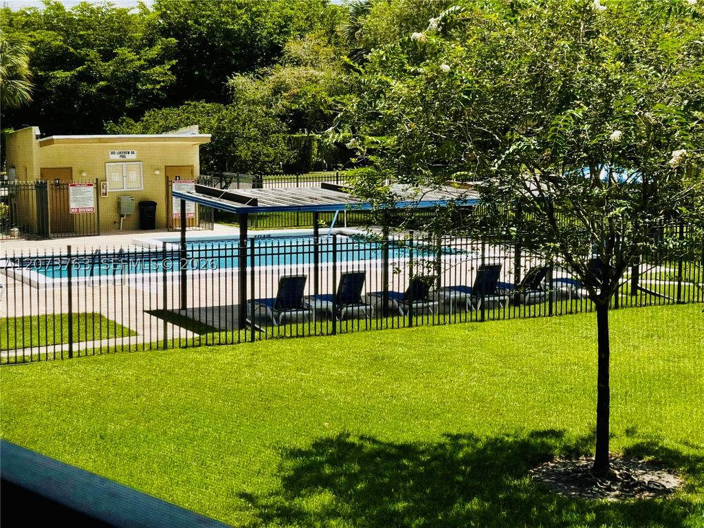 307 Lakeview Dr 202, Weston, FL 33326