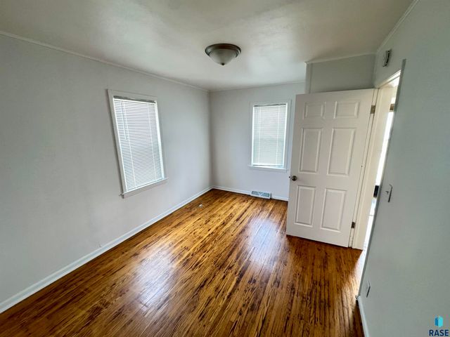 807 W 12th St Street, Sioux Falls, SD 57104
