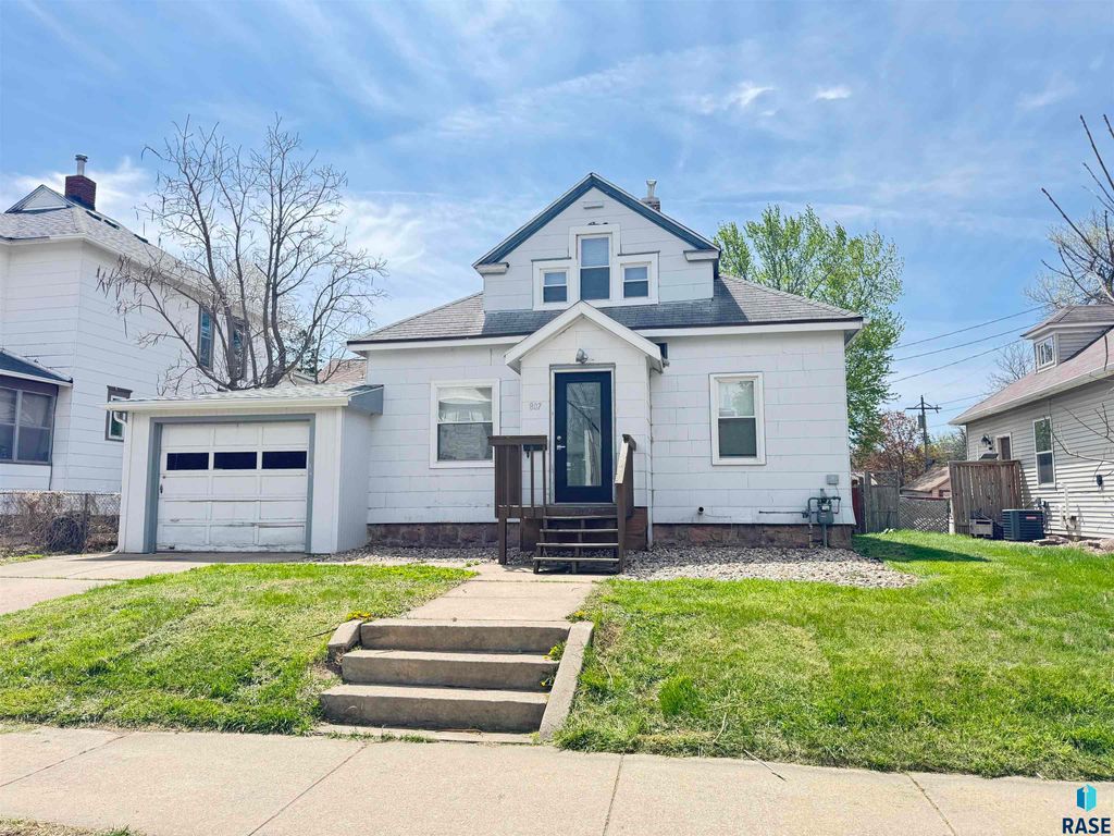 807 W 12th St Street, Sioux Falls, SD 57104