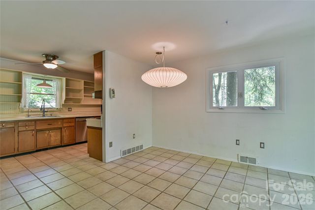 1 Hillcrest Lane, Black Mountain, NC 28711