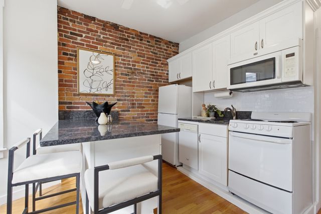 32 Grove St 8, Boston, MA 02114