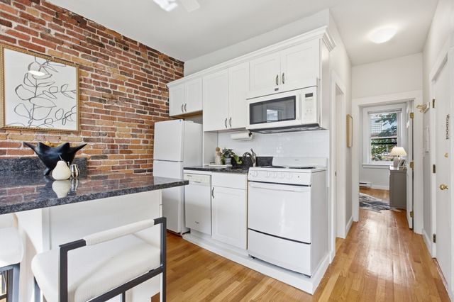 32 Grove St 8, Boston, MA 02114
