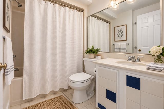 32 Grove St 8, Boston, MA 02114