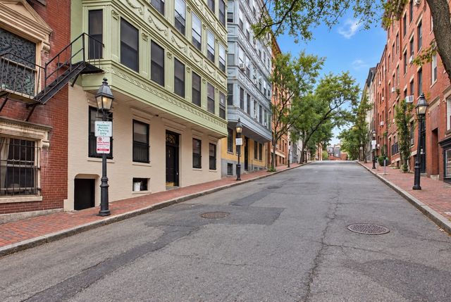 32 Grove St 8, Boston, MA 02114
