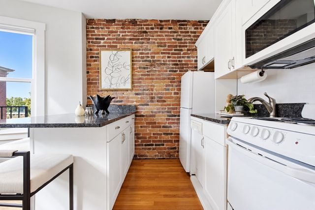 32 Grove St 8, Boston, MA 02114