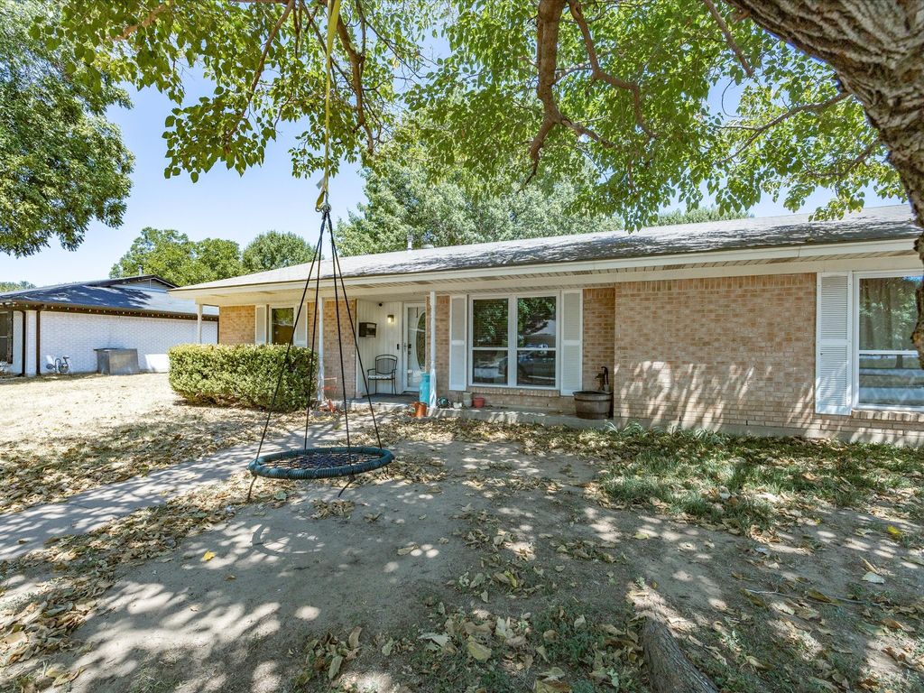 100 NW Jill Ann Drive, Burleson, TX 76028 — photo 3